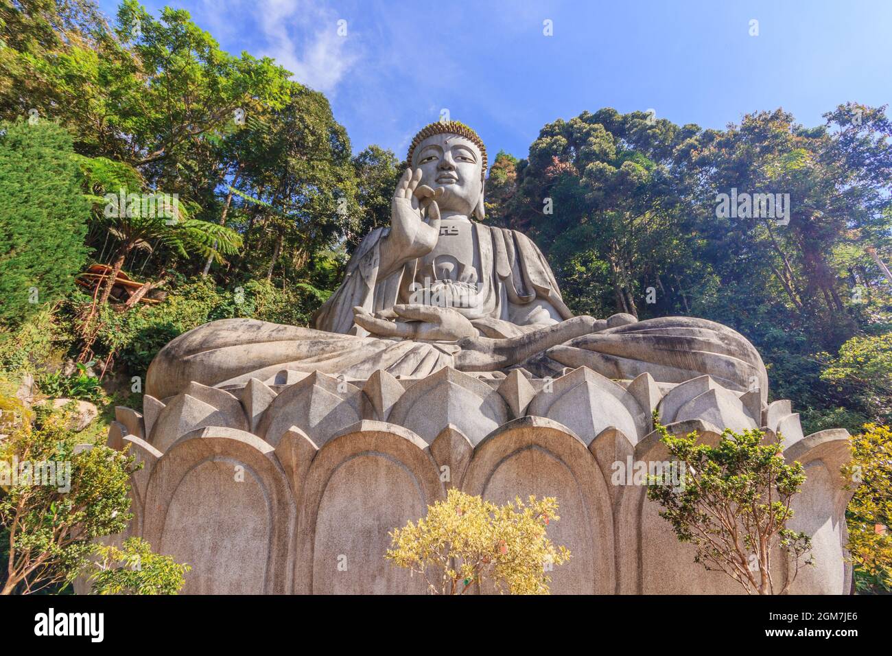 Grande statue de Bouddha en pierre au temple des grottes de Chin Swee à Genting Highlands, Pahang, Malaisie Banque D'Images