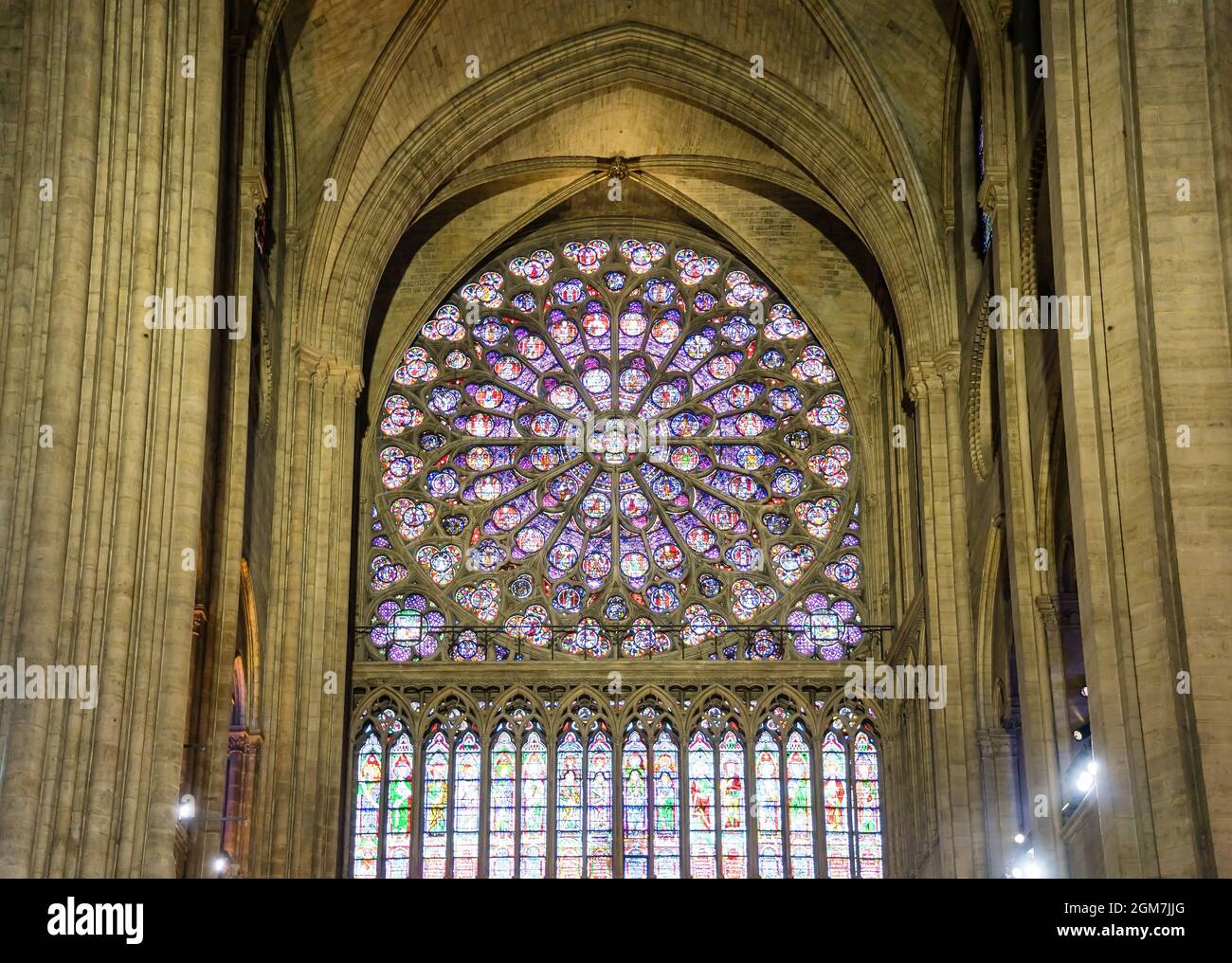 PARIS, FRANCE - 09 AVRIL 2018 : intérieur sombre de la cathédrale notre-Dame de Paris. Fenêtre en vitraux et bougies avec colonnes hautes. Banque D'Images