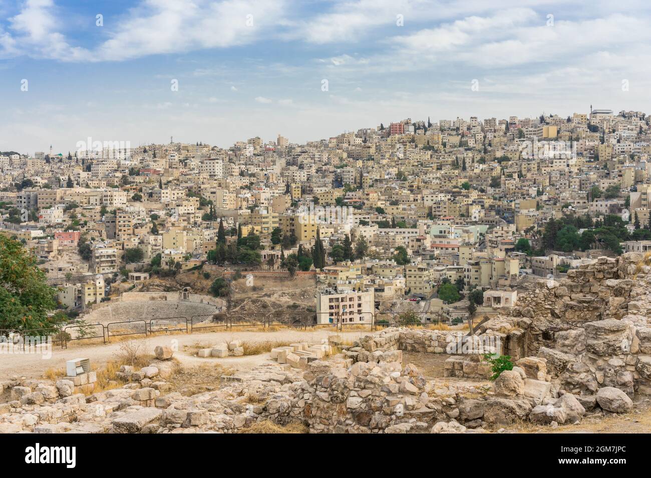 AMMAN, JORDANIE - 15 OCTOBRE 2018: Paysage urbain Amman centre-ville au crépuscule, vue panoramique depuis la colline de la citadelle. Capitale de la Jordanie. Banque D'Images