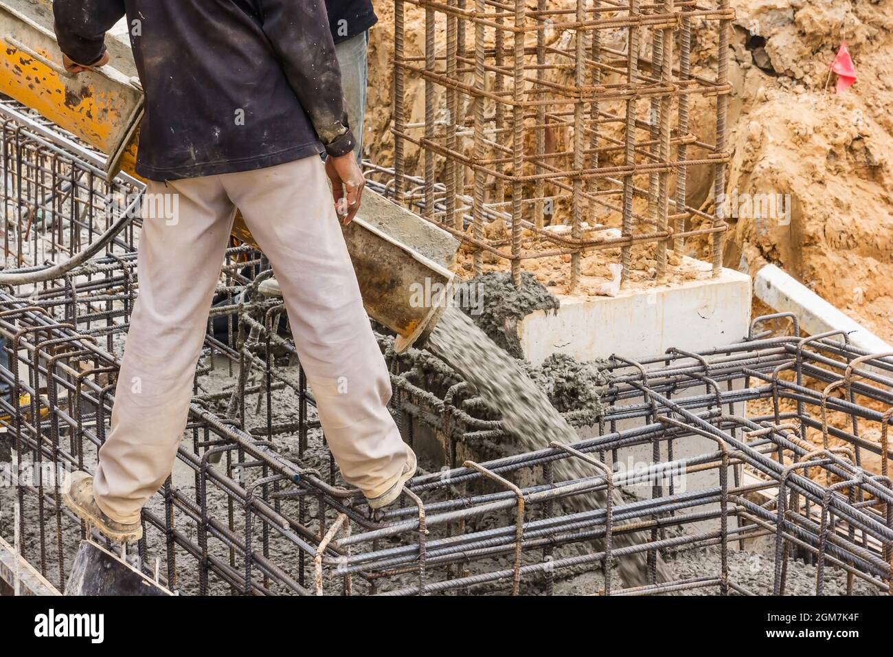 Coulage de béton pendant le béton commercial des planchers de bâtiments dans le chantier de construction. Banque D'Images