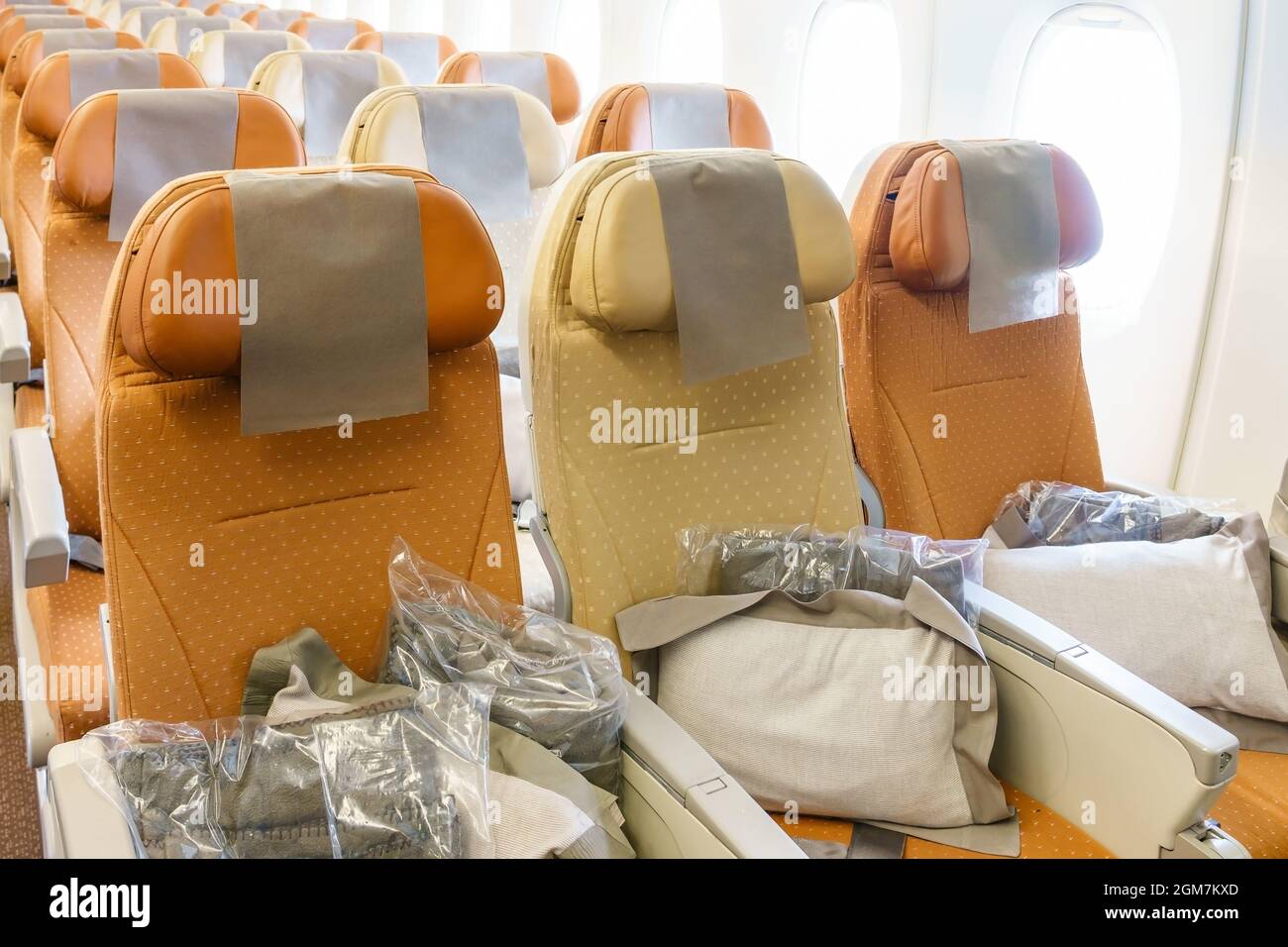 Les rangées de sièges vides dans l'avion. Avion sans passager. Le conseil d'un aéronef en vol avec des chaises vides et couverts sous windows. Banque D'Images