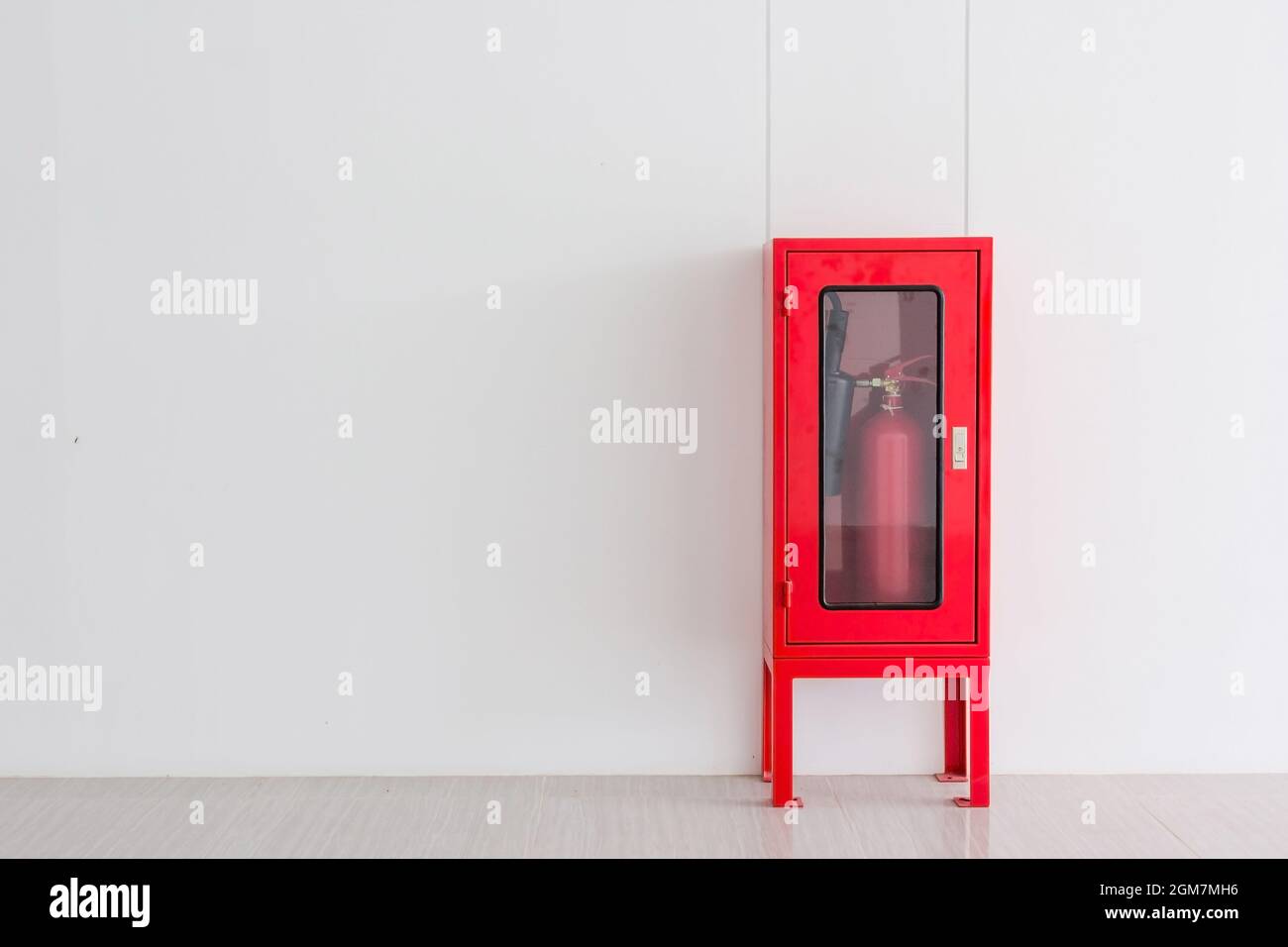 Extincteur en rouge sur le mur du Cabinet pour la protection incendie dans la fabrication en usine avec l'exemplaire de l'espace. Banque D'Images