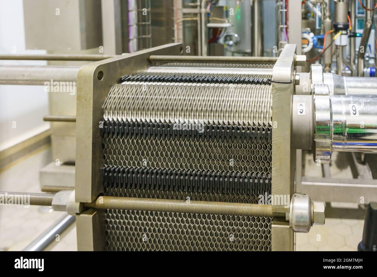 Plaque métallique dans l'échange de chaleur et la pompe de la machine dans l'usine industrielle alimentaire Banque D'Images