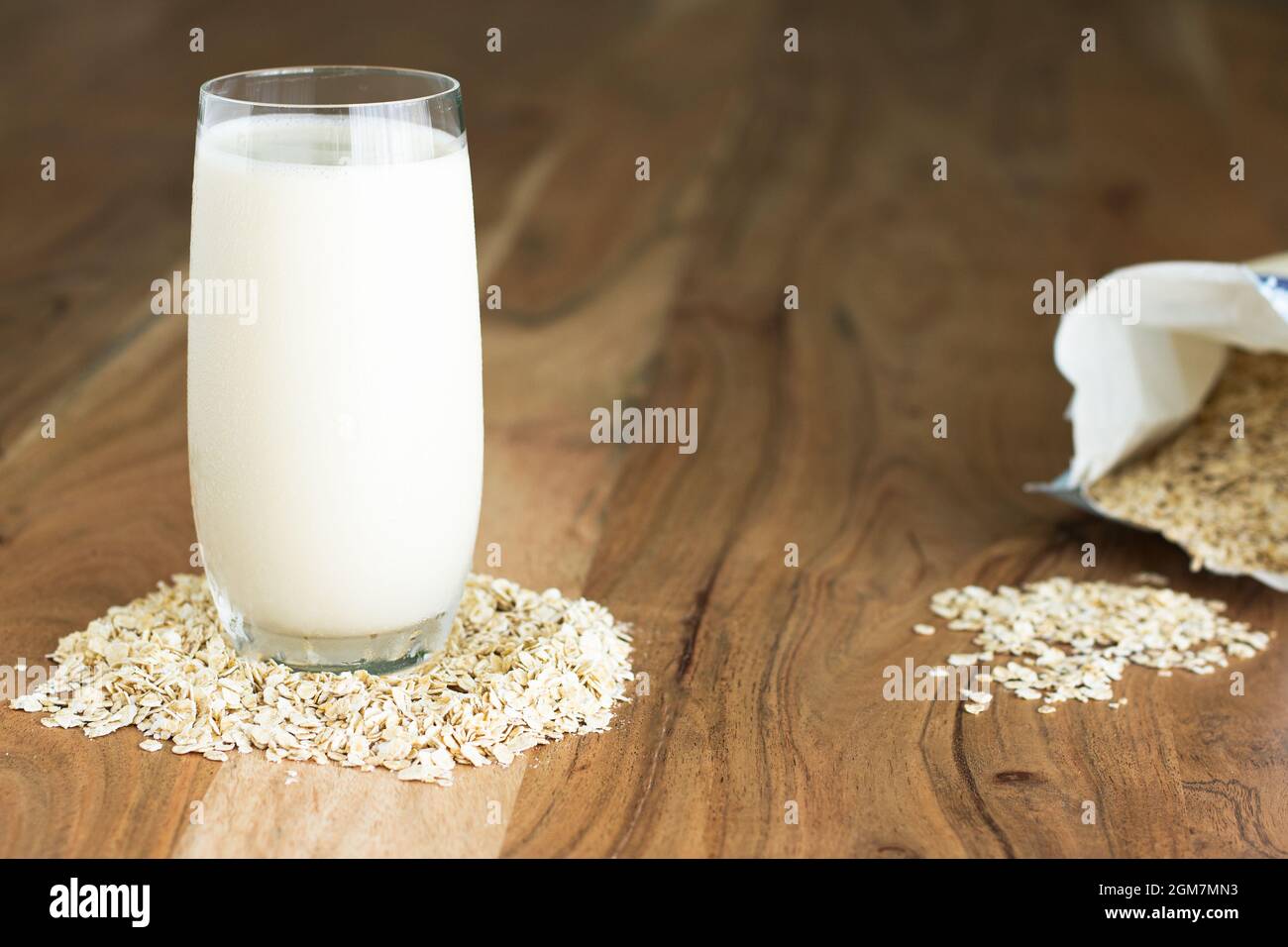 Gros plan du verre de lait d'avoine avec de l'avoine sur le côté et espace de copie Banque D'Images