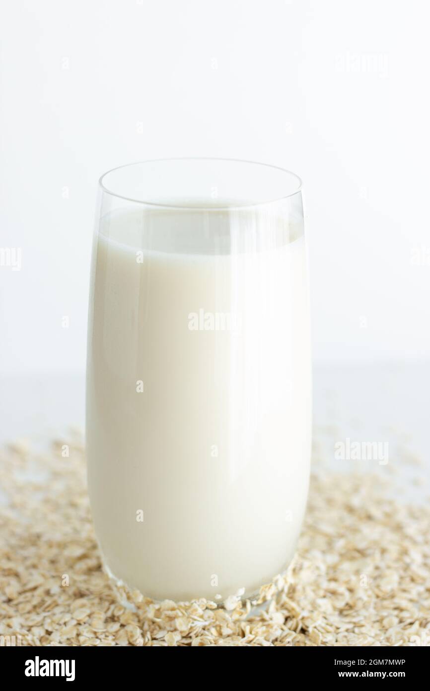 Gros plan du verre de lait d'avoine avec de l'avoine sur le côté et espace de copie Banque D'Images