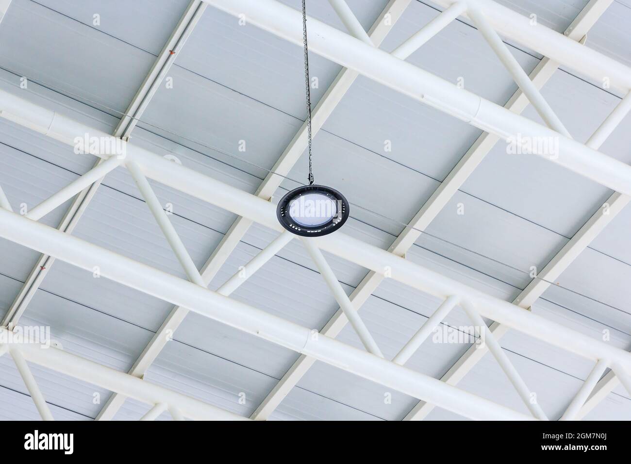 Lampe D'éclairage À LED sur le toit d'un entrepôt. Banque D'Images