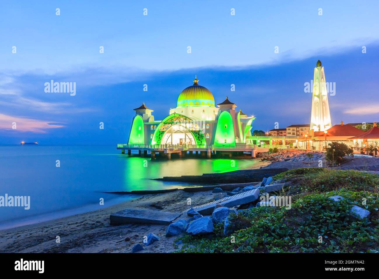 MALACCA, MALAISIE - 12 AOÛT 2016 : Mosquée du détroit de Melaka (Masjid Selat), Malacca, Malaisie prise au coucher du soleil Banque D'Images