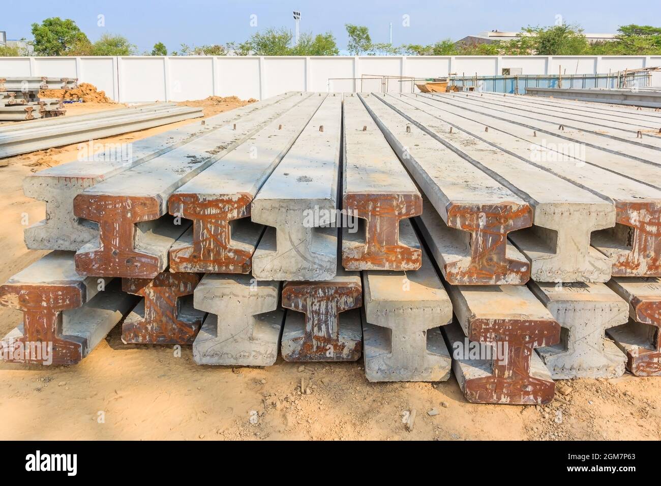 Tas de pieux de béton précontraint sur le sol pour la construction de fondations profondes Banque D'Images