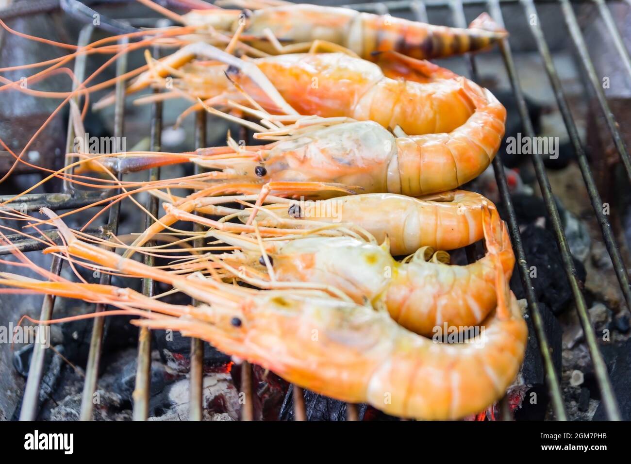 Crevettes de rivière ou crevettes de rivière barbecue de fruits de mer sur poêle à charbon de bois. Gros plan sur les aliments cuits, fruits de mer thaïlandais Banque D'Images