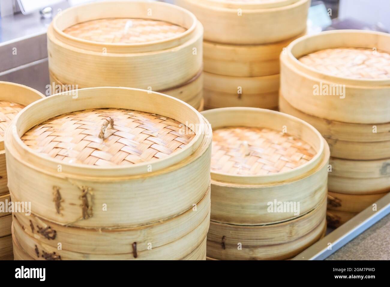 Pile de cuiseur vapeur de bambou chinois, dim sum en cuiseur vapeur de bambou, cuisine chinoise Banque D'Images