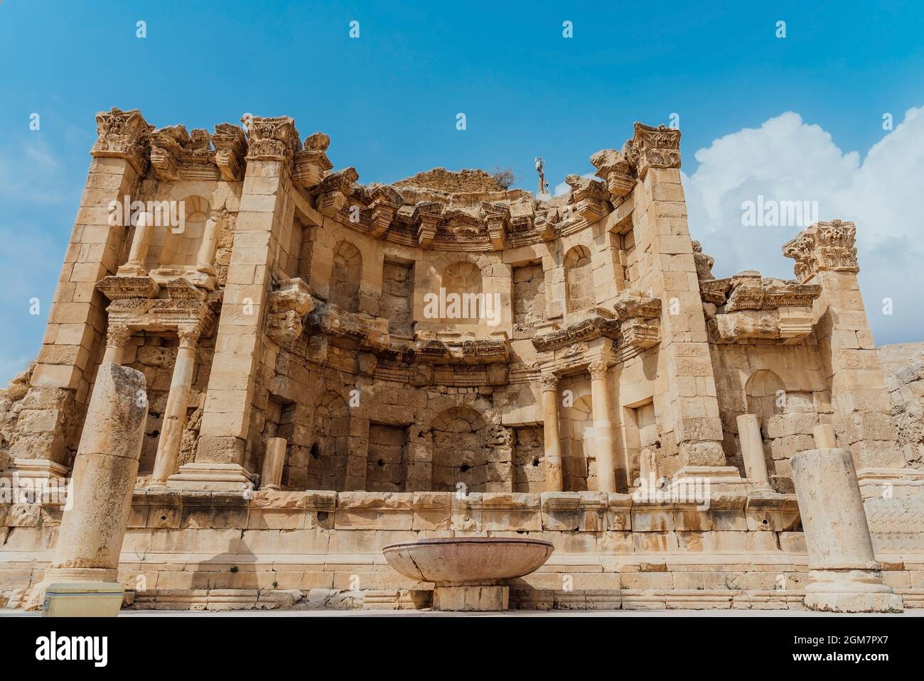 Ruines du Nymphaeum dans la ville romaine de Gerasa (Jerash moderne) en Jordanie. Banque D'Images