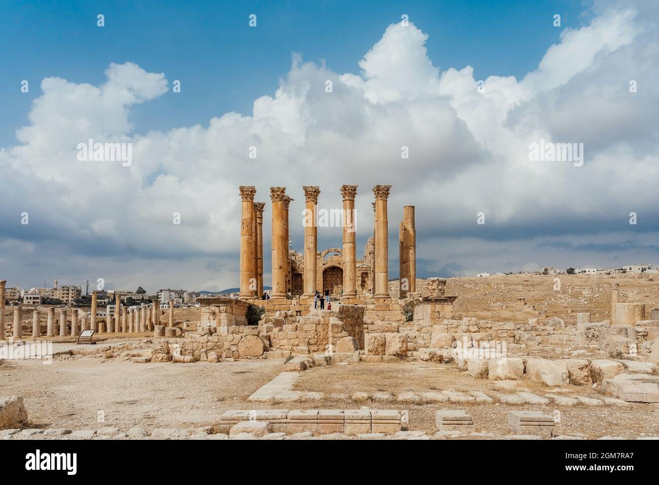 Temple d'Artémis dans l'ancienne ville romaine de Gerasa, jour prédéfini Jerash, Jordanie. Il est situé à environ 48 km au nord de la capitale Amman. Banque D'Images