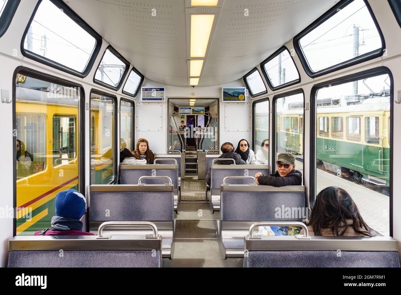 INTERLAKEN, SUISSE - 10 AVRIL 2018 : le train romantique est l'intérieur du train pour aller à Jungfraujoch, Interlaken, Suisse. Banque D'Images