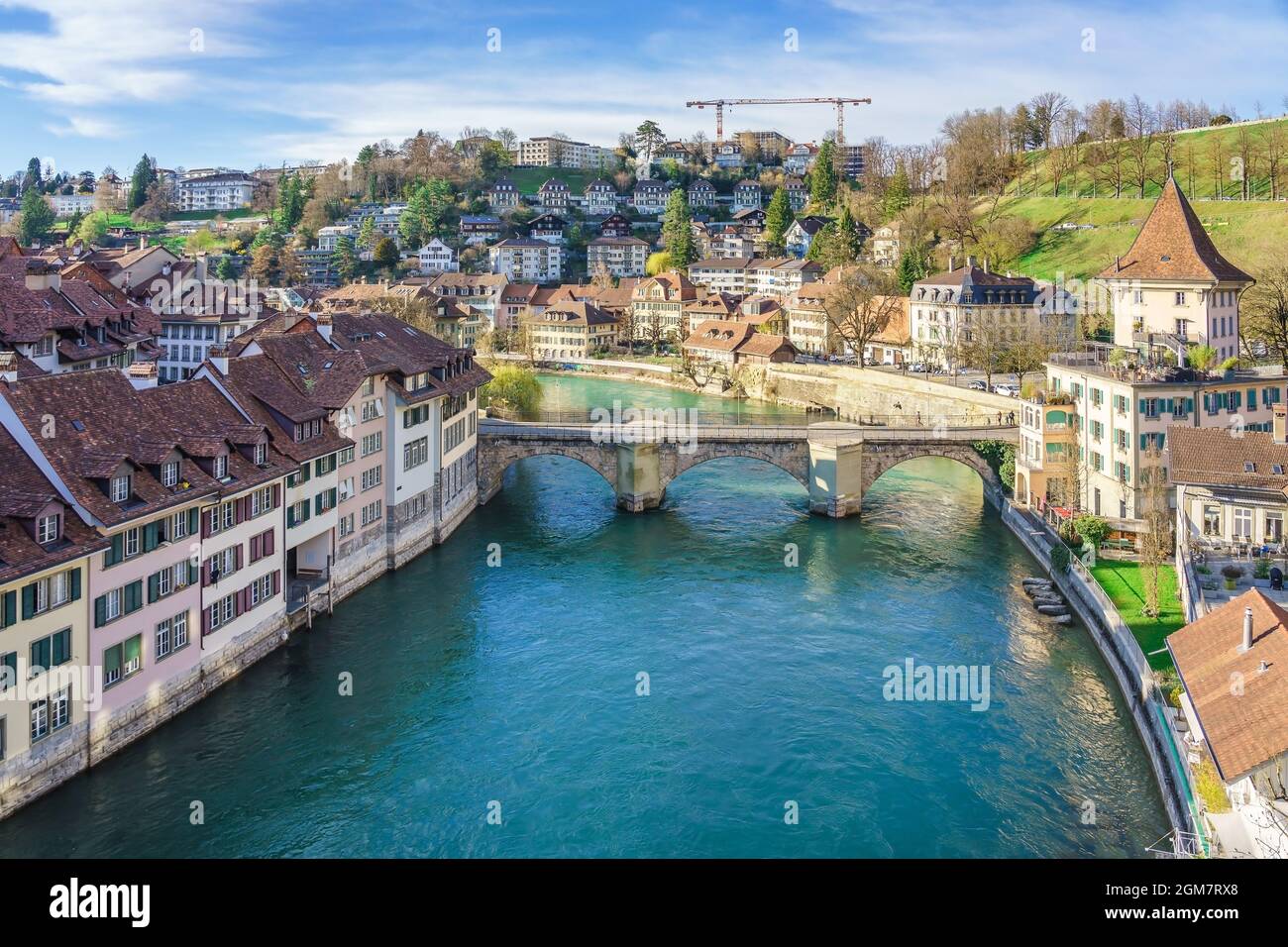 Berne, Suisse. Voir le centre de la vieille ville et Nydeggbrucke pont sur la rivière Aare. Banque D'Images