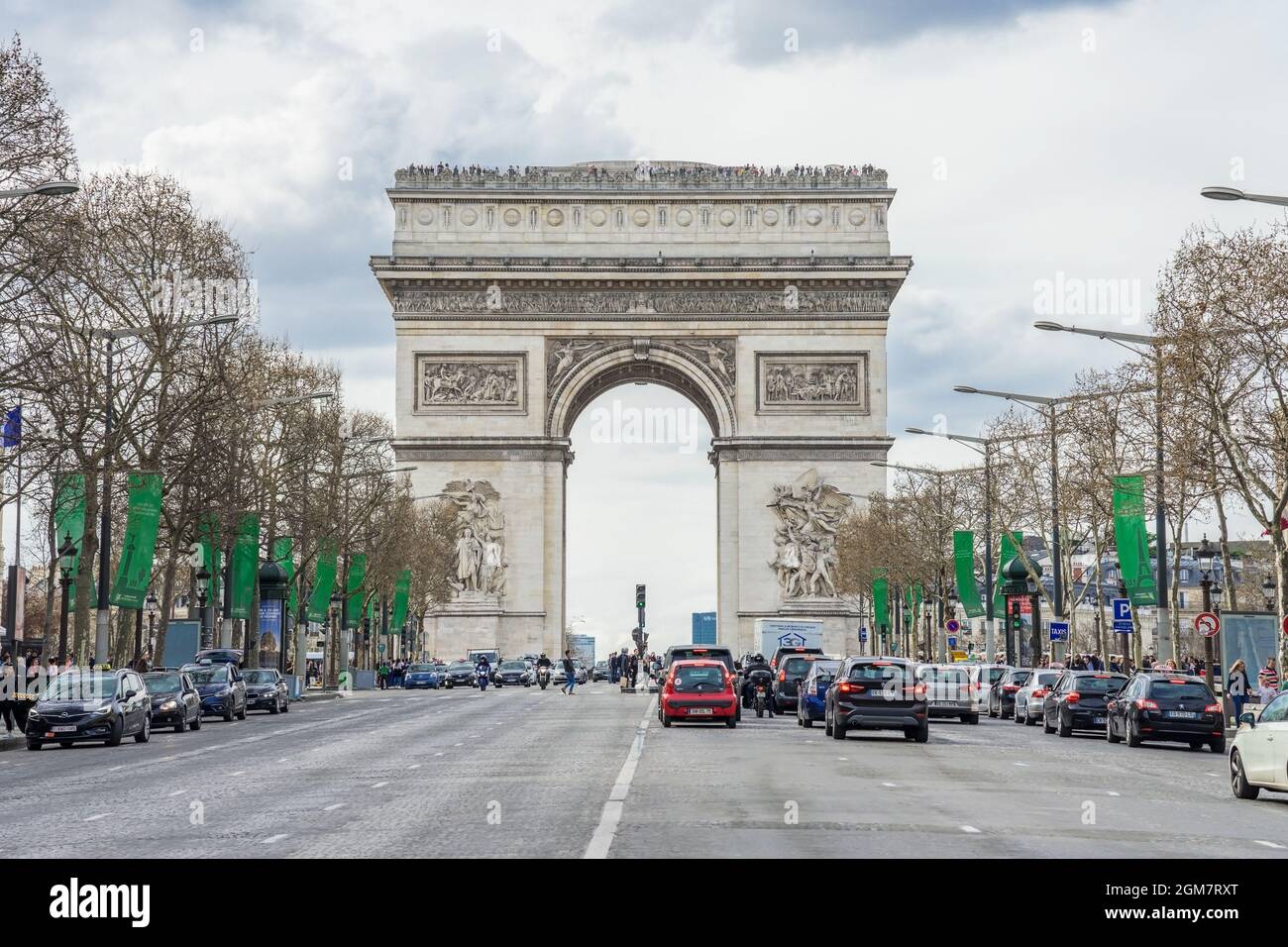 PARIS, FRANCE - 07 AVRIL 2018 : les champs-Elysées et l'Arc de Triomphe de l'Etoile la plus célèbre avenue de Paris a 1910m et regorge de magasins, Banque D'Images