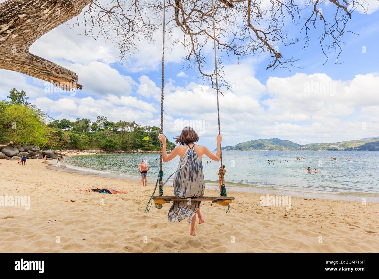 Les jeunes femmes profitent de Paradise Beach pendant une journée ensoleillée à Phuket, en Thaïlande. Patong est une plage célèbre située sur la côte ouest de Phuket Banque D'Images
