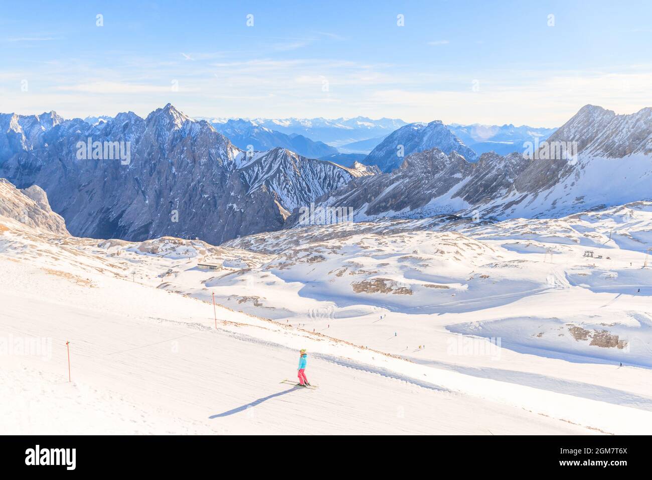 Station de ski du glacier de la Zugspitze dans les Alpes bavaroises, l'Allemagne. La Zugspitze, à 2 962 mètres au-dessus du niveau de la mer, est la plus haute montagne d'Allemagne Banque D'Images