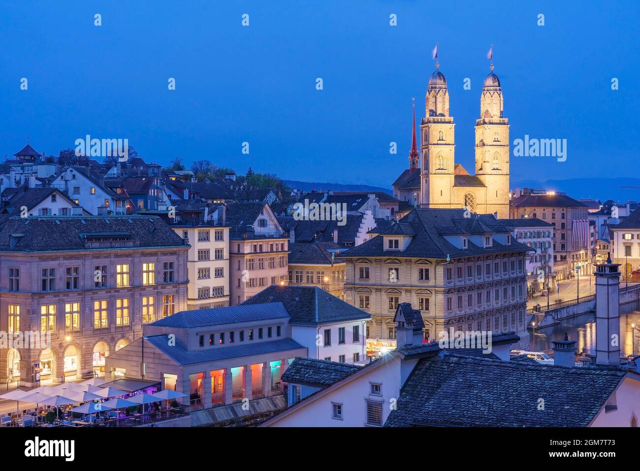 Vue aérienne du centre-ville historique de Zurich avec la célèbre église Grossmunster et la rivière Limmat depuis le parc Lindenhof, Zurich, Suisse Banque D'Images