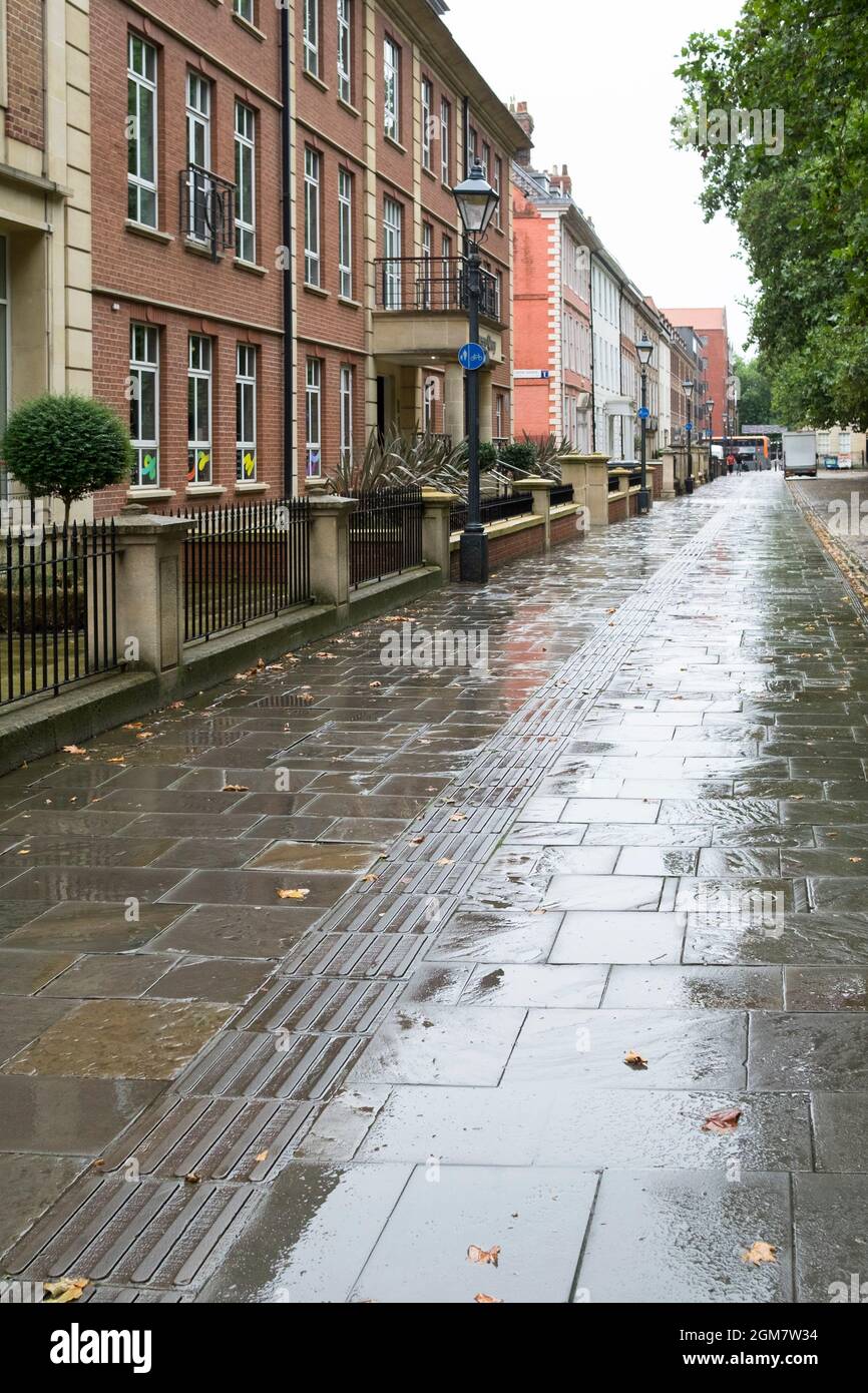 Wet Day automne à Queen Square Bristol Royaume-Uni. Rue vide. Banque D'Images
