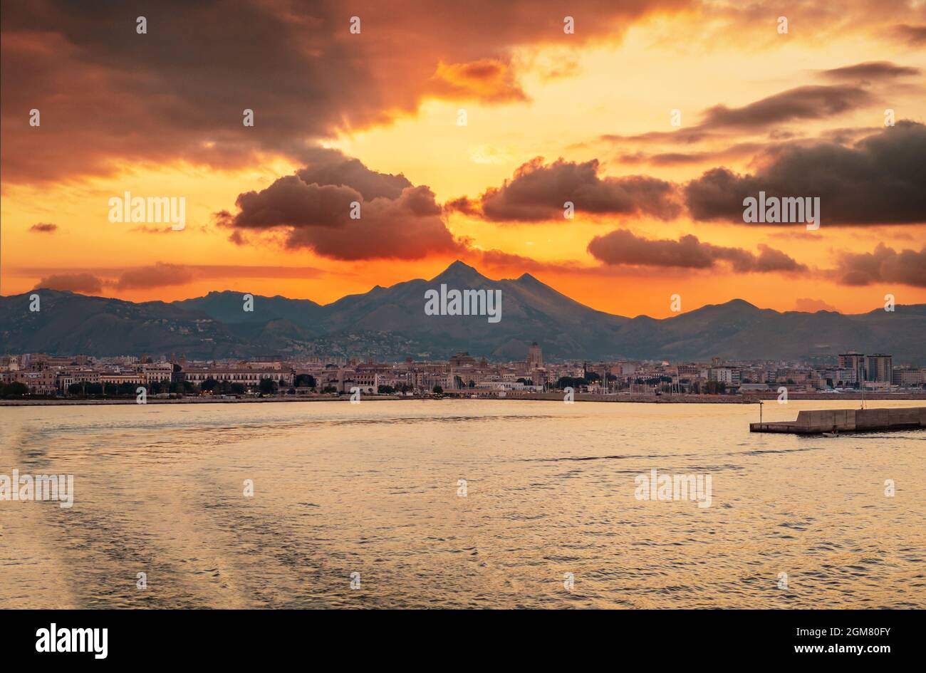 Palerme (Sicile, Italie) - la capitale de l'île de Sicilia et de la région du sud de l'Italie, avec des gratte-ciel au coucher du soleil Banque D'Images