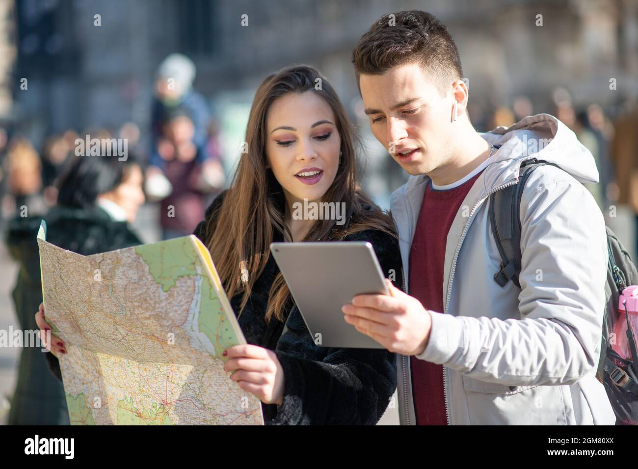 Jeune couple de touristes tenant une carte à Milan, Italie Banque D'Images