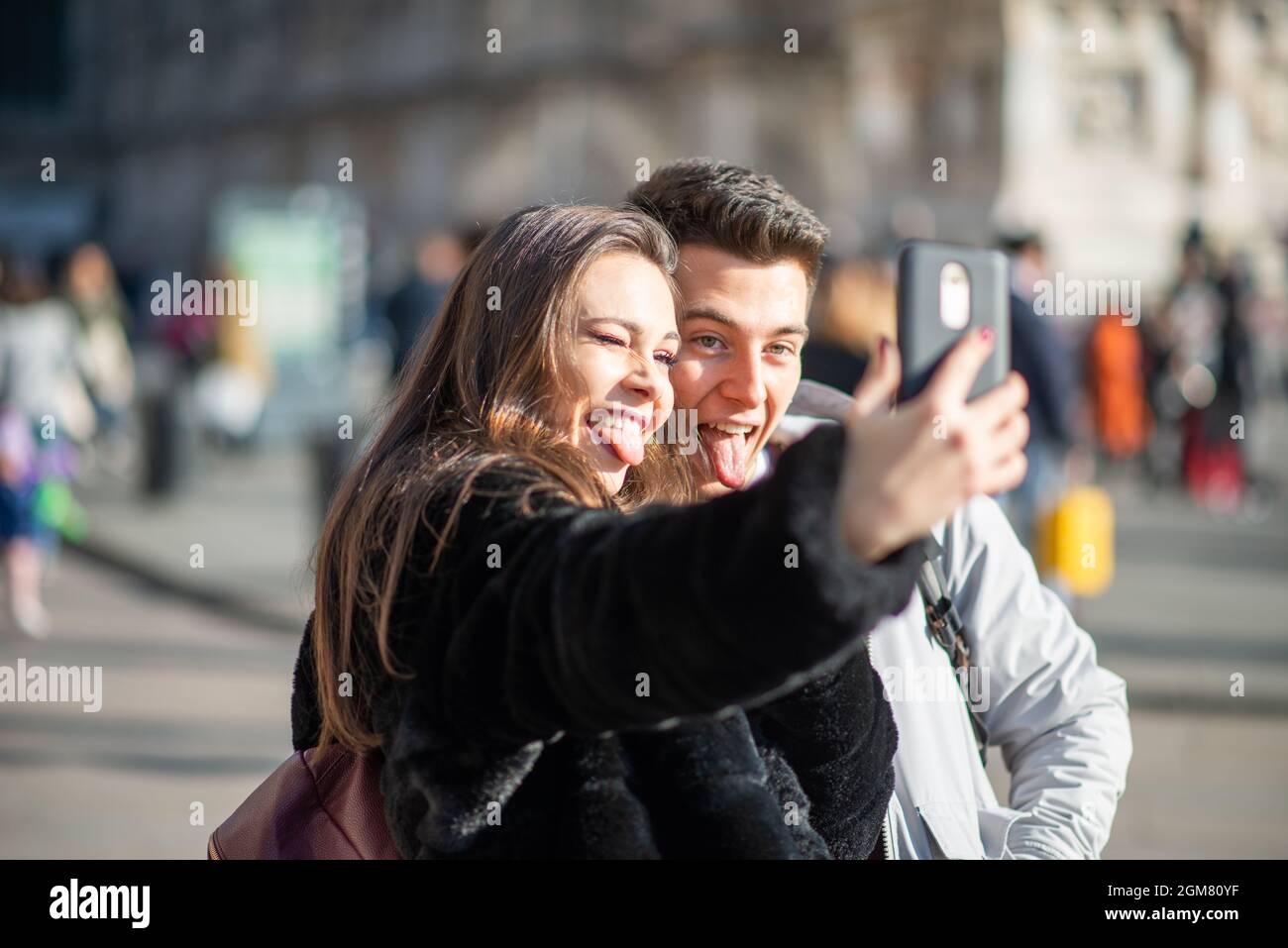 Couple de turistes prenant un selfie dans la ville de Milan, Italie Banque D'Images
