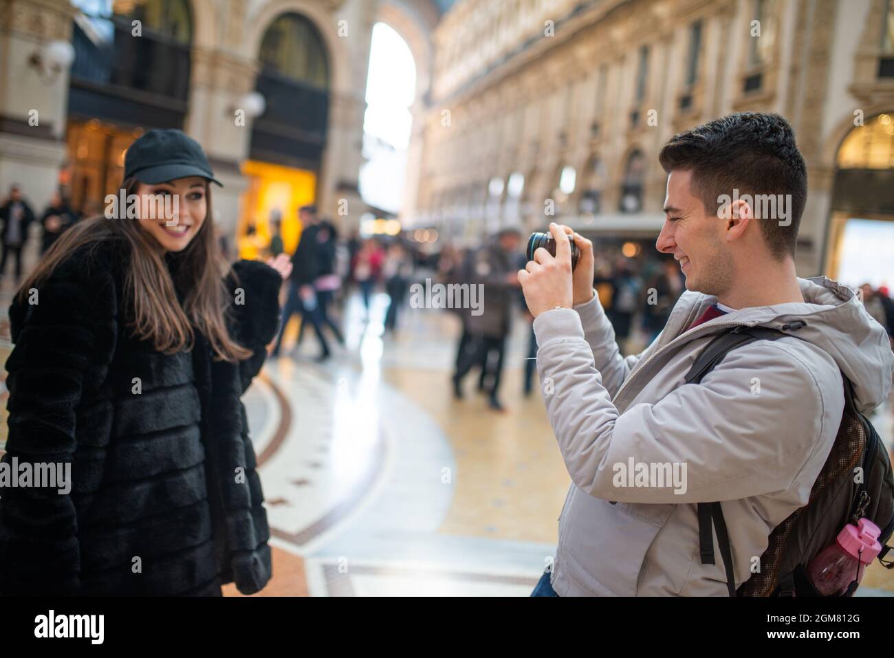 Un couple de jeunes turistes heureux prenant des photos à Milan, en Italie Banque D'Images