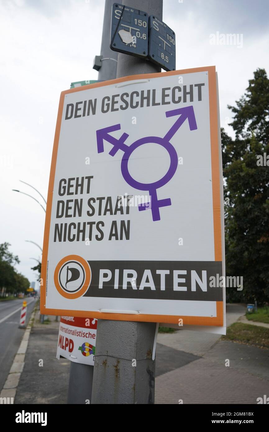 Gender-Wahlwerbung der Pratenpartei - Wahlplakate zu den Bundestag 2021, Berlin-Prenzlauer Berg (nur fuer redaktionelle Verwendung. Keine Werb Banque D'Images