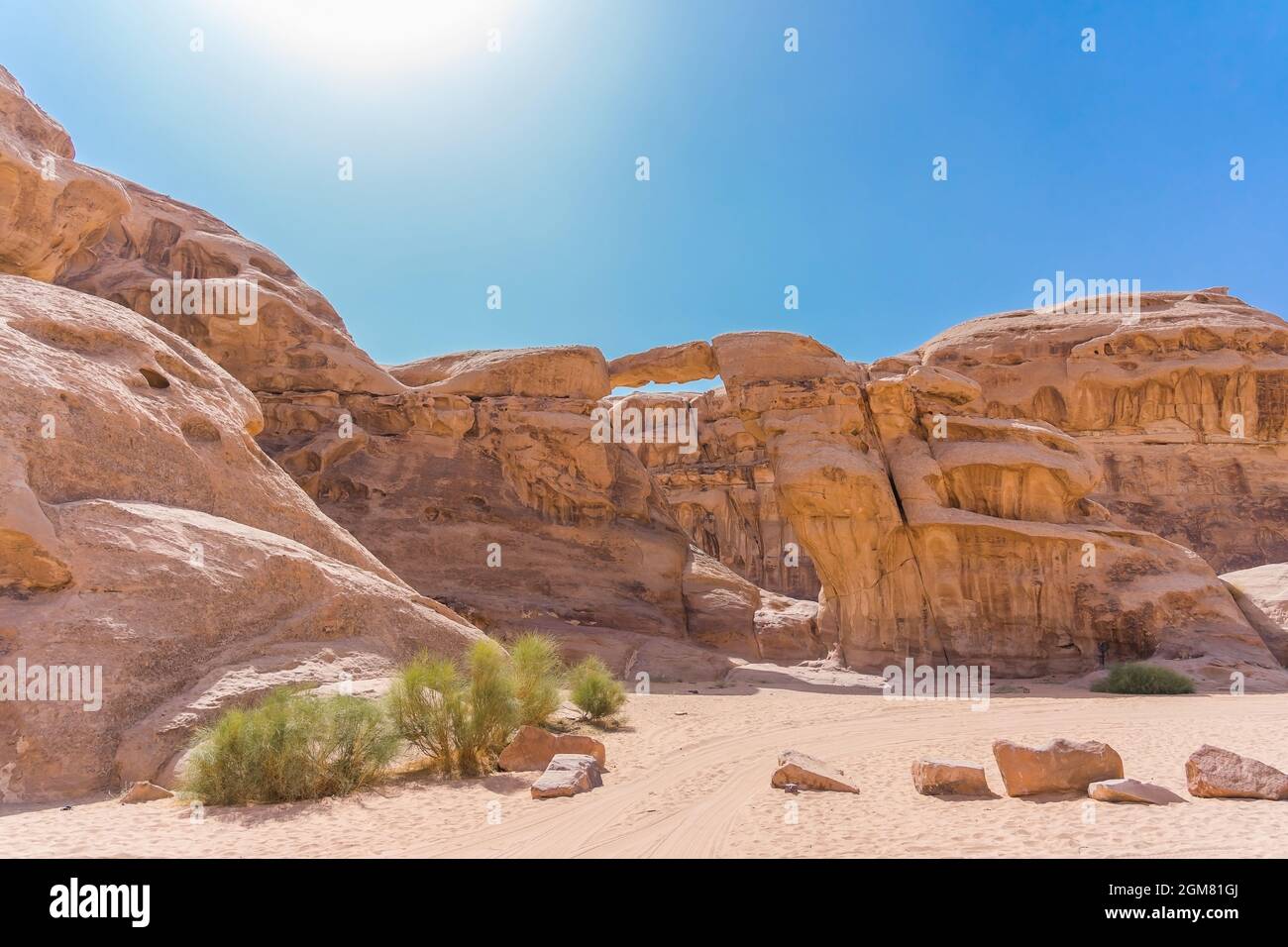 Vue panoramique de l'arche de rocher d'Um Fruth dans le désert de Wadi Rum, en Jordanie. Banque D'Images