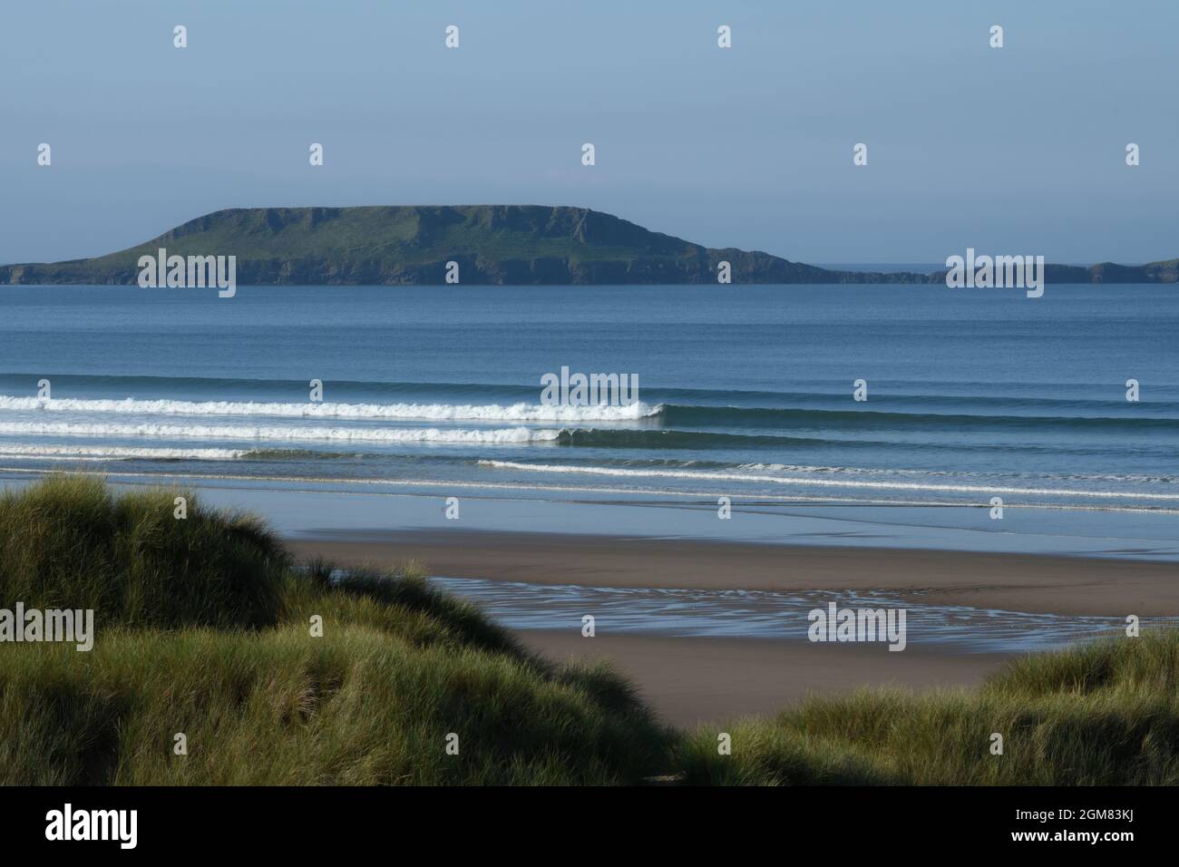 Idéal pour surfer sur la plage de sable de Llangenith Gower avec Worms Head - Rhossili à l'horizon plage de sable bleu de mer et un cadre emblématique. Banque D'Images