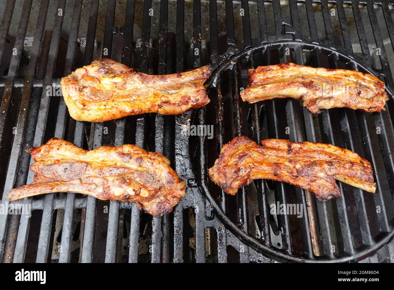 Côtelettes de porc sur un barbecue à gaz weber Photo Stock - Alamy
