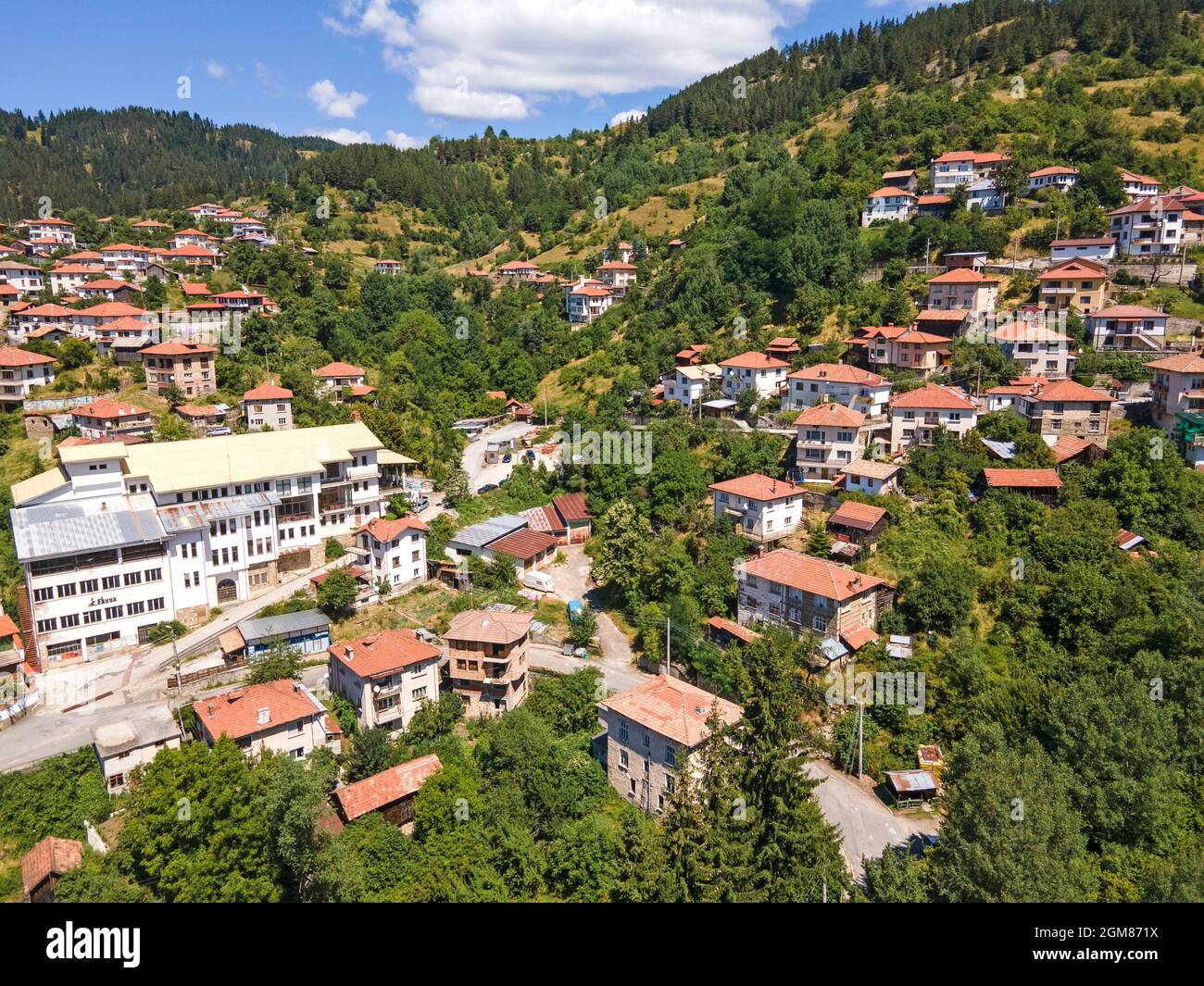 Vue aérienne du village de Momchilovtsi, région de Smolyan, Bulgarie Banque D'Images