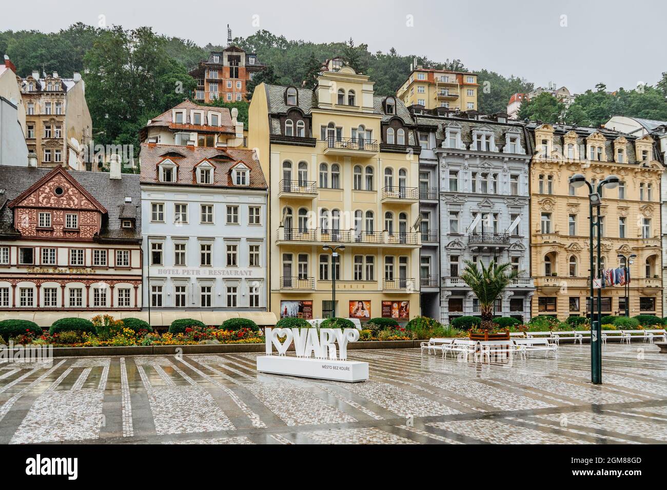 Karlovy Vary, République tchèque - août 20,2021.Maisons colorées et bâtiments pittoresques dans la célèbre ville thermale du monde.Architecture romantique de la Bohême. Banque D'Images