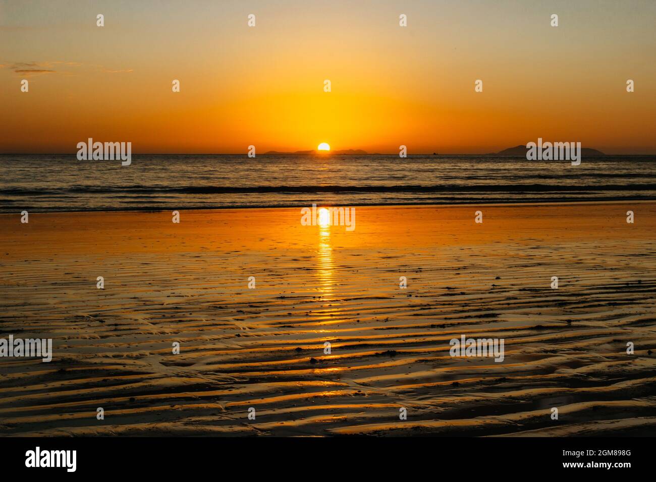 Plage de sable et détente en soirée par mer.atmosphère magique spirituelle tranquille.sensation de liberté, vacances.pas de stress.eau colorée Banque D'Images