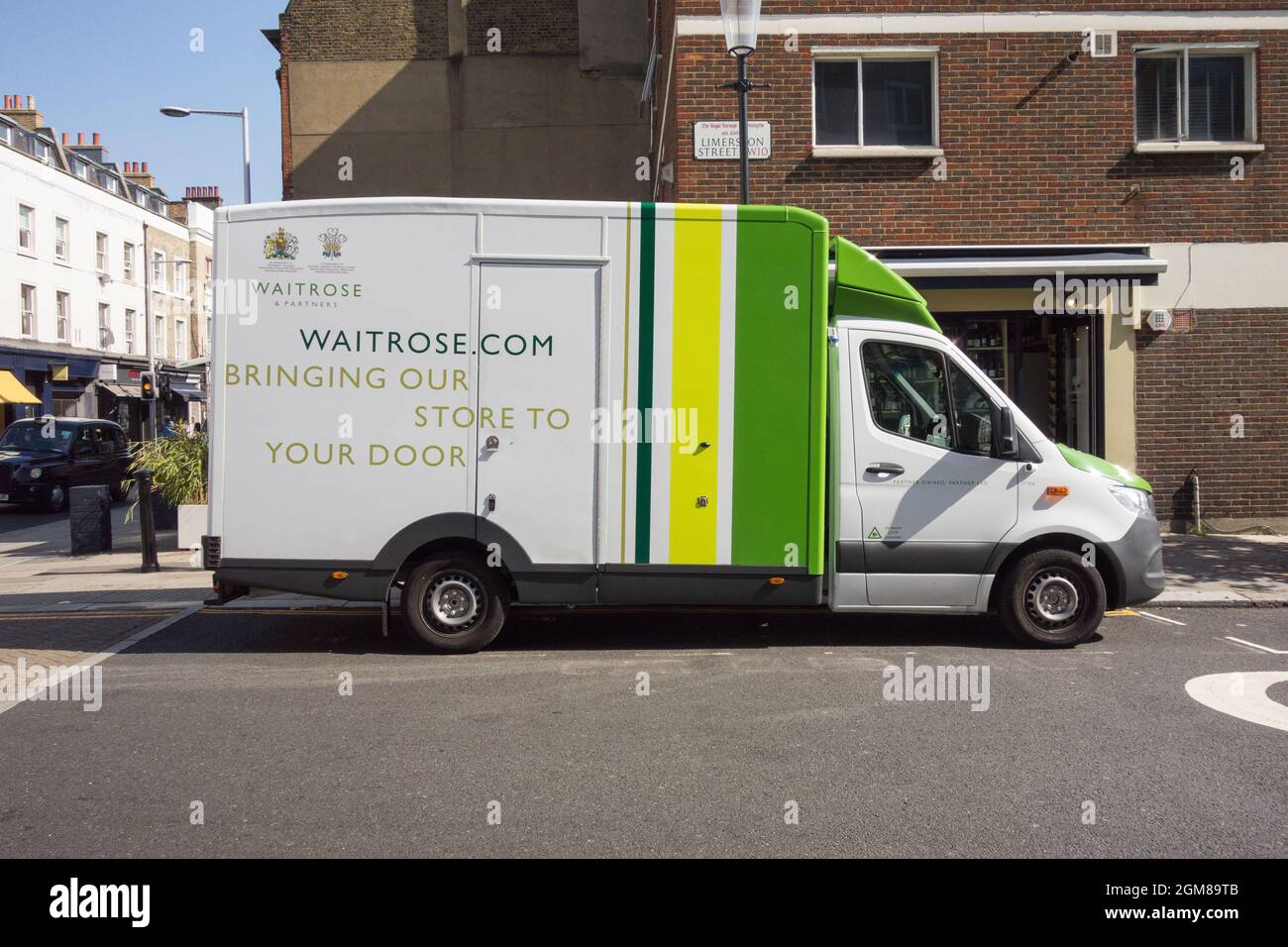 Une camionnette de livraison Waitrose garée dans une rue à Chelsea, Londres, Angleterre, Royaume-Uni Banque D'Images
