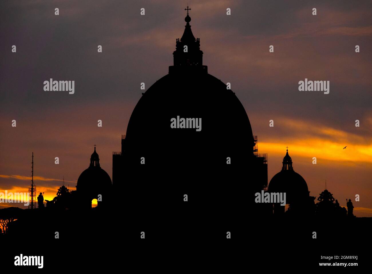 Silhouette du dôme de la basilique Saint-Pierre au coucher du soleil, Cité du Vatican Banque D'Images