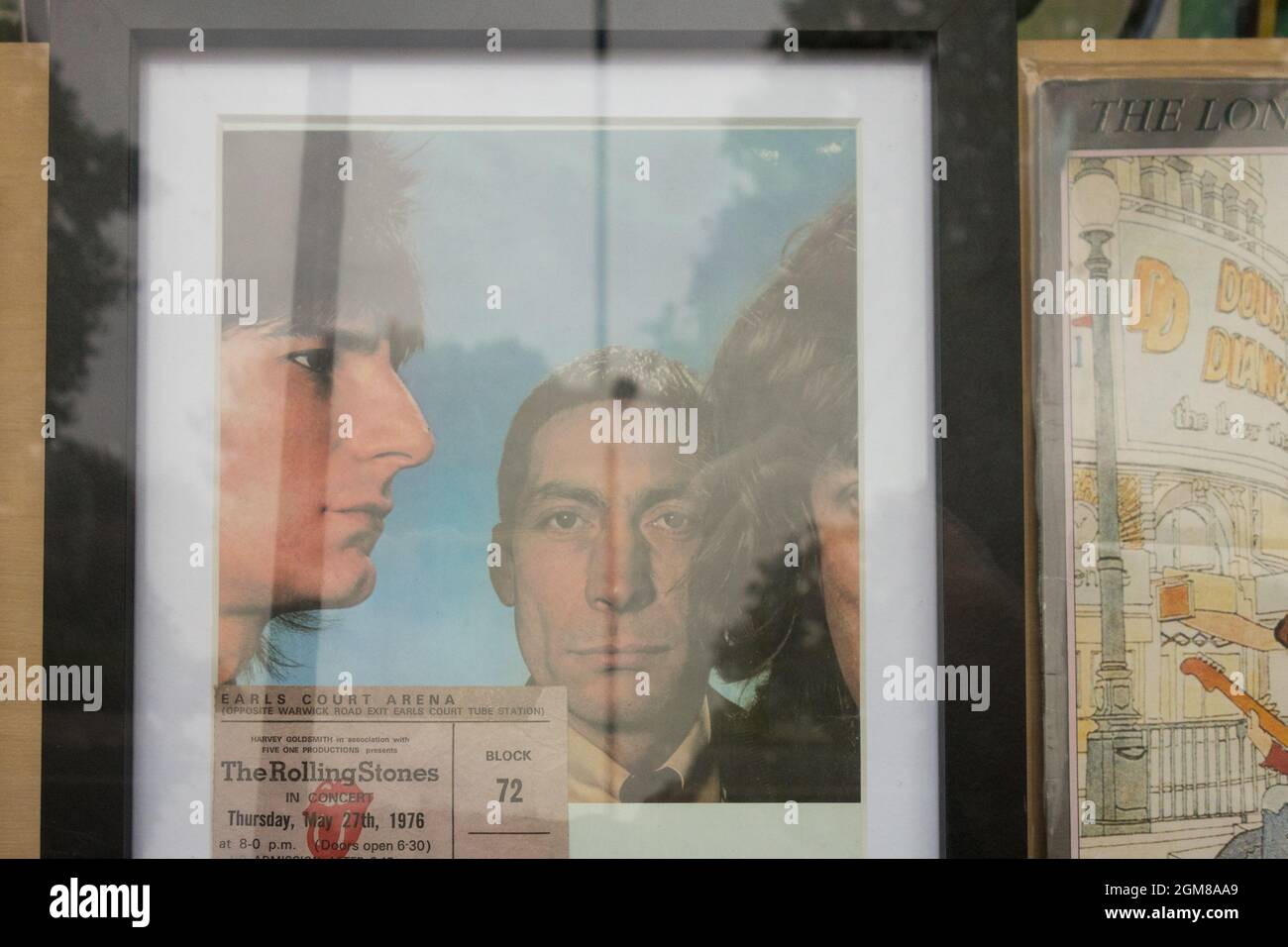 Charlie Watts sur la couverture de l'album de disques en vinyle noir et bleu Rolling Stones Banque D'Images