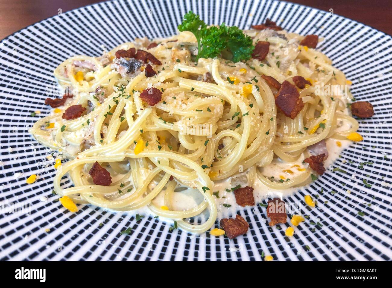 Spaghetti à la pancetta. Parmesan dur et sauce à la crème. Cuisine italienne traditionnelle. Pâtes alla carbonara Banque D'Images