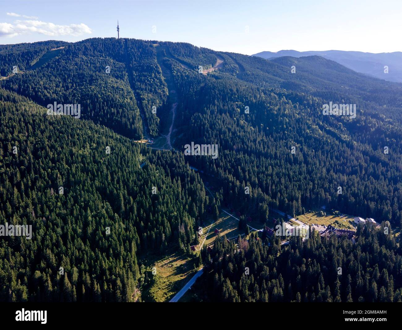 Vue aérienne des montagnes Rhodope près de la station de ski de Pamporovo, région de Smolyan, Bulgarie Banque D'Images