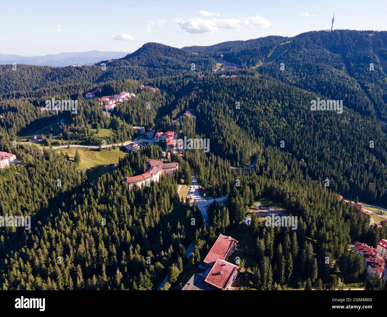 Vue aérienne des montagnes Rhodope près de la station de ski de Pamporovo, région de Smolyan, Bulgarie Banque D'Images