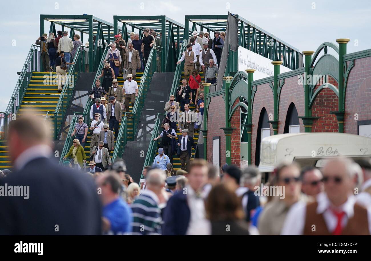 Les amateurs de renouveau lors de la rencontre de course automobile de Goodwood Revival à Goodwood, West Sussex. Date de la photo : vendredi 17 septembre 2021. Banque D'Images