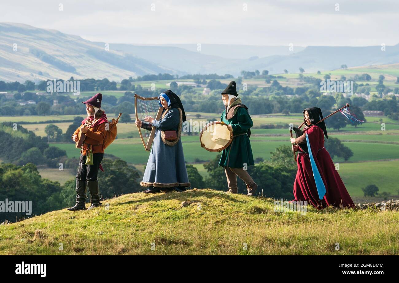 Membres du groupe musical médiéval Maranella (de gauche à droite) Jed Armstrong avec une Citole de 1400-1450, Marilyn Farrington avec une harpe médiévale, Peter Farrington avec un tambour de cadre, Et Elizabeth Armstrong avec des tuyaux de sac anglais dans le domaine du château de Bolton dans le North Yorkshire, avant de jouer pendant la musique médiévale dans les Dales, le festival de musique médiévale de l'Angleterre. Date de la photo : vendredi 17 septembre 2021. Banque D'Images