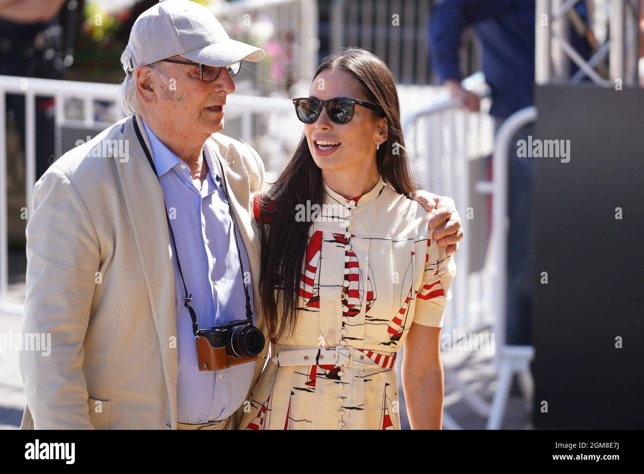 Saint-Sébastien, Espagne. 17 septembre 2021. Carlos Saura avec sa fille  Anna Saura Ramon arrive à l'hôtel Maria Cristina pour la 69e édition du  festival du film de San Sebastian crédit: CORDO PRESSE/Alamy