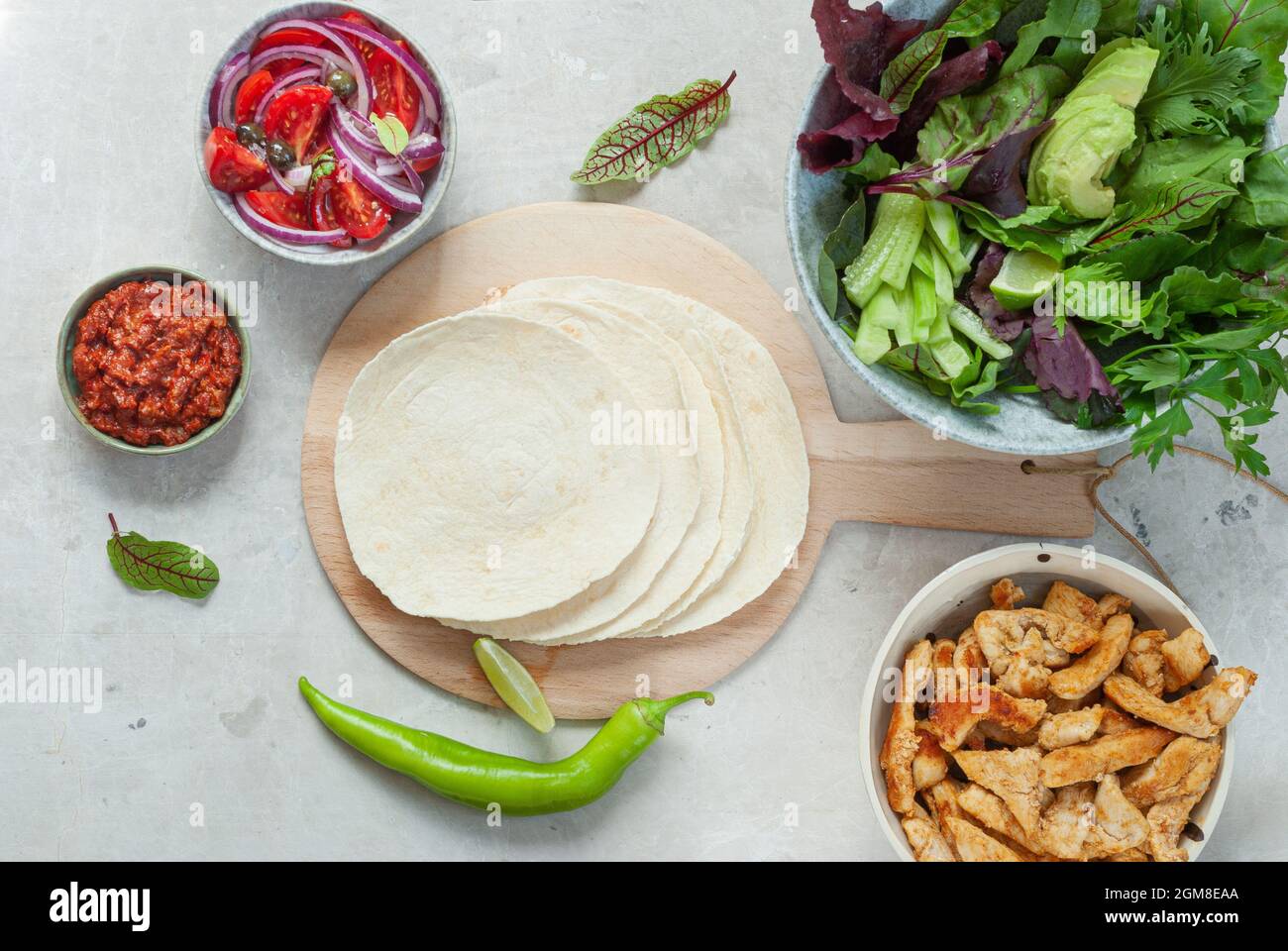 Tacos mexicains avec viande de poulet, maïs et sauce tomate. Cuisine latino-américaine. Taco, tortilla, envelopper. Bannière. Vue de dessus. Pose à plat Banque D'Images