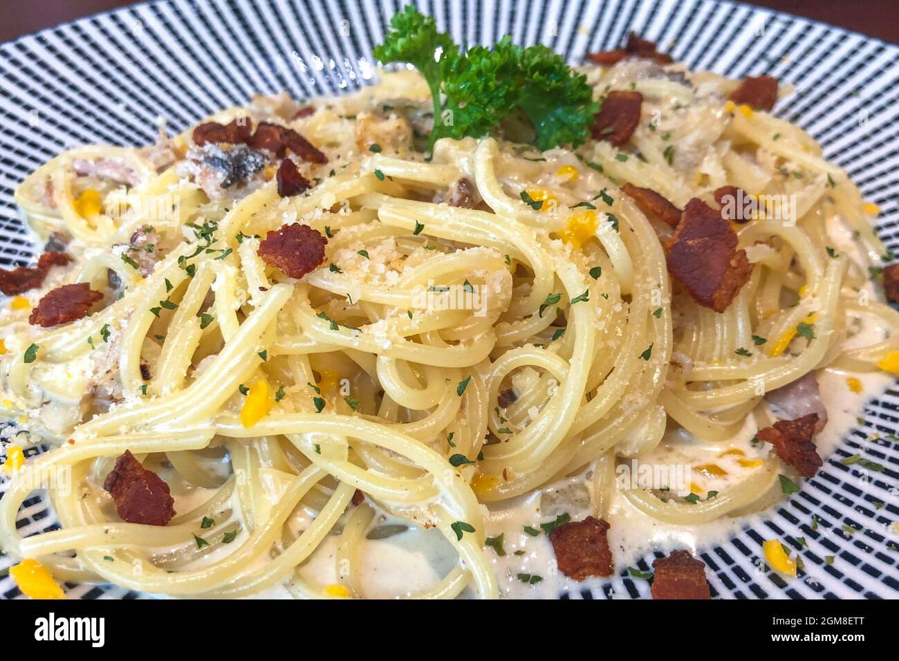Spaghetti à la pancetta. Parmesan dur et sauce à la crème. Cuisine italienne traditionnelle. Pâtes alla carbonara Banque D'Images