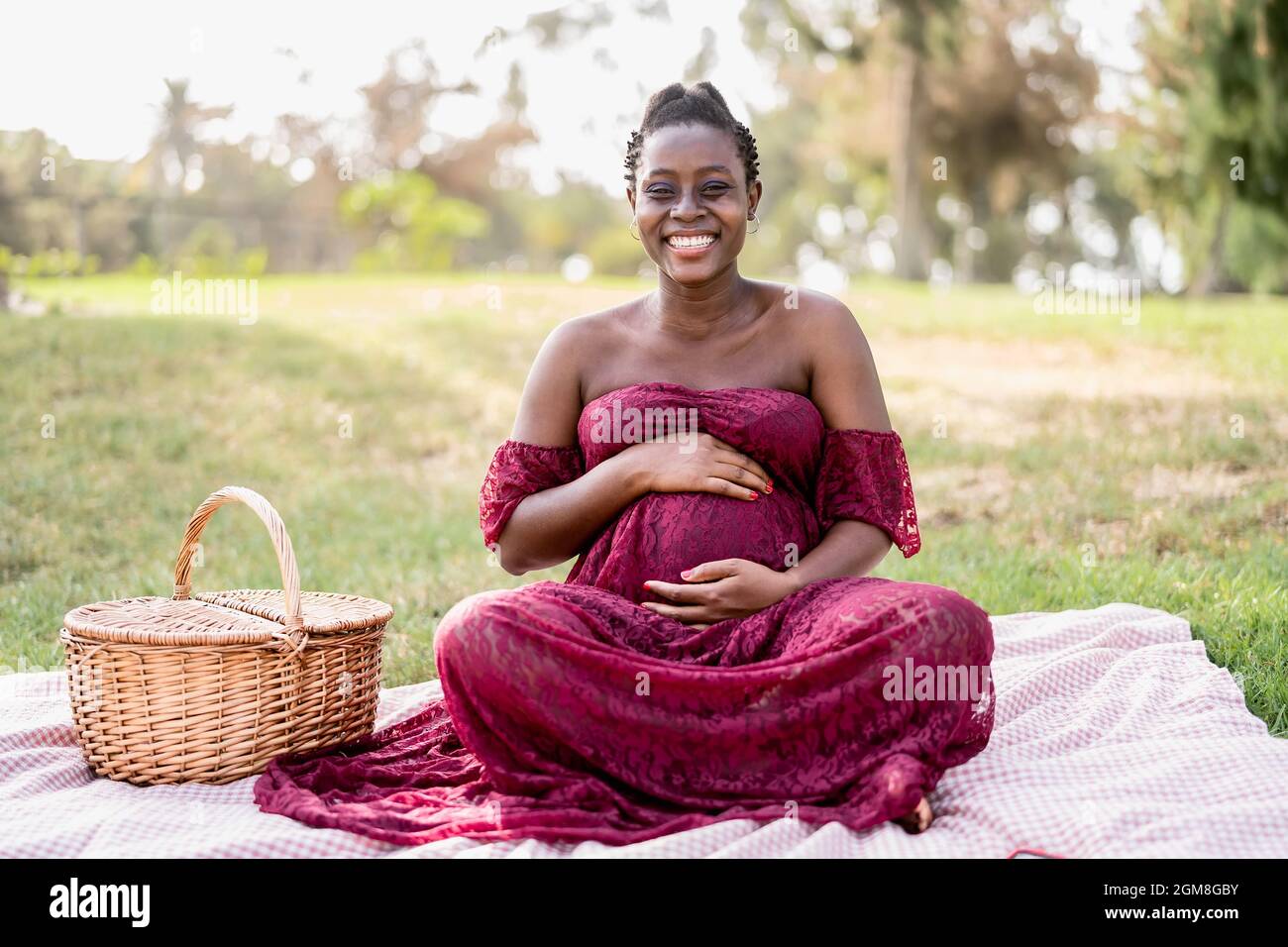 Femme africaine caressant son ventre enceinte tout en faisant un ...