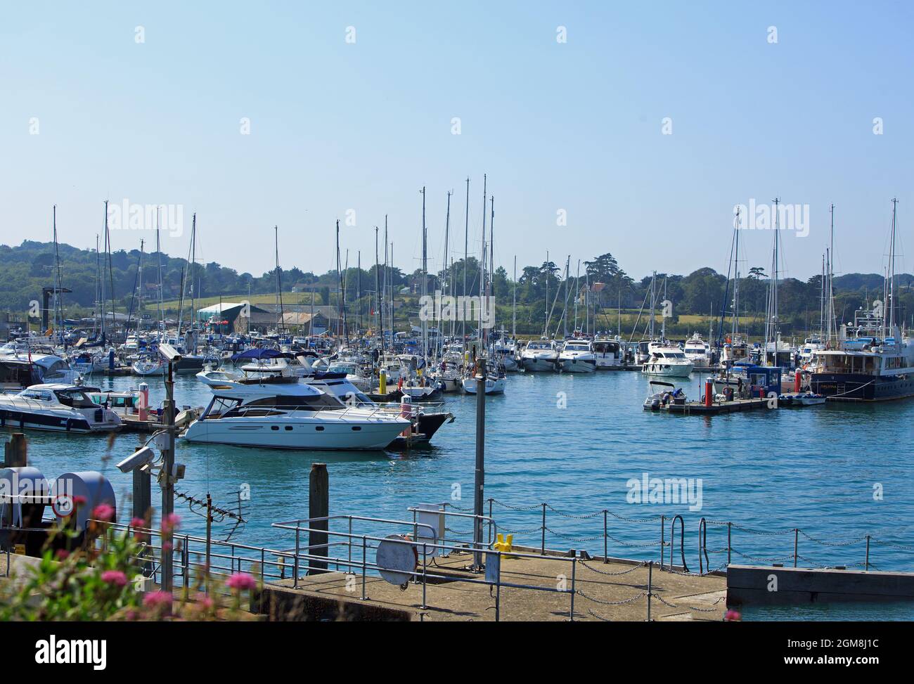 Port de plaisance de Yarmouth, île de Wight, 2021. Yarmouth est un port animé où de nombreux petits bateaux sont amarrés, c'est une ville balnéaire pittoresque et populaire avec t Banque D'Images