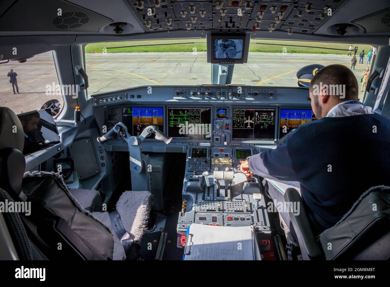 Ukraine, Kiev - 29 octobre 2019 : avion de poste de pilotage - Embraer. Tableau de bord de plan. Siège pilote. Nuit. Banque D'Images