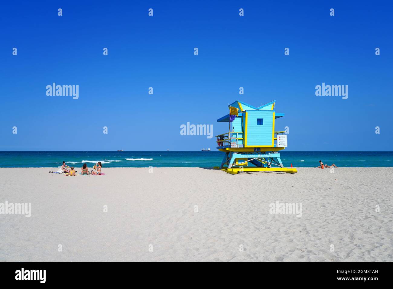 MIAMI BEACH, FL -26 APR 2021- chalet de station de secouriste Art déco coloré sur la plage de Miami Beach, Floride, à 14th Street. Banque D'Images
