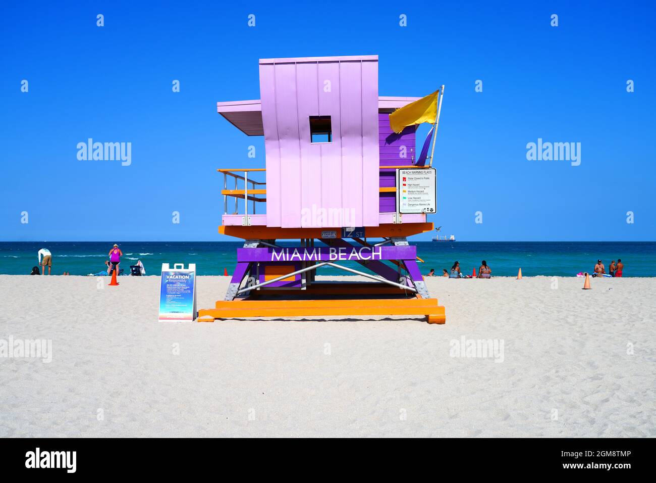 MIAMI BEACH, FL -26 APR 2021- chalet de station de secouriste art déco coloré sur la plage de Miami Beach, Floride, à 12th Street. Banque D'Images